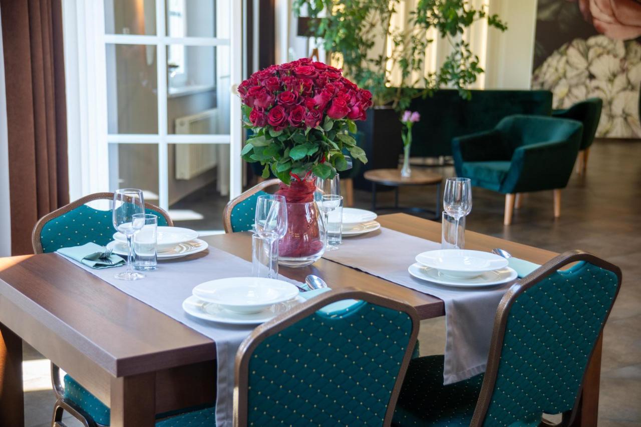 Centrum Restauracyjno-Hotelowe Florres Pawłowiczki Eksteriør billede