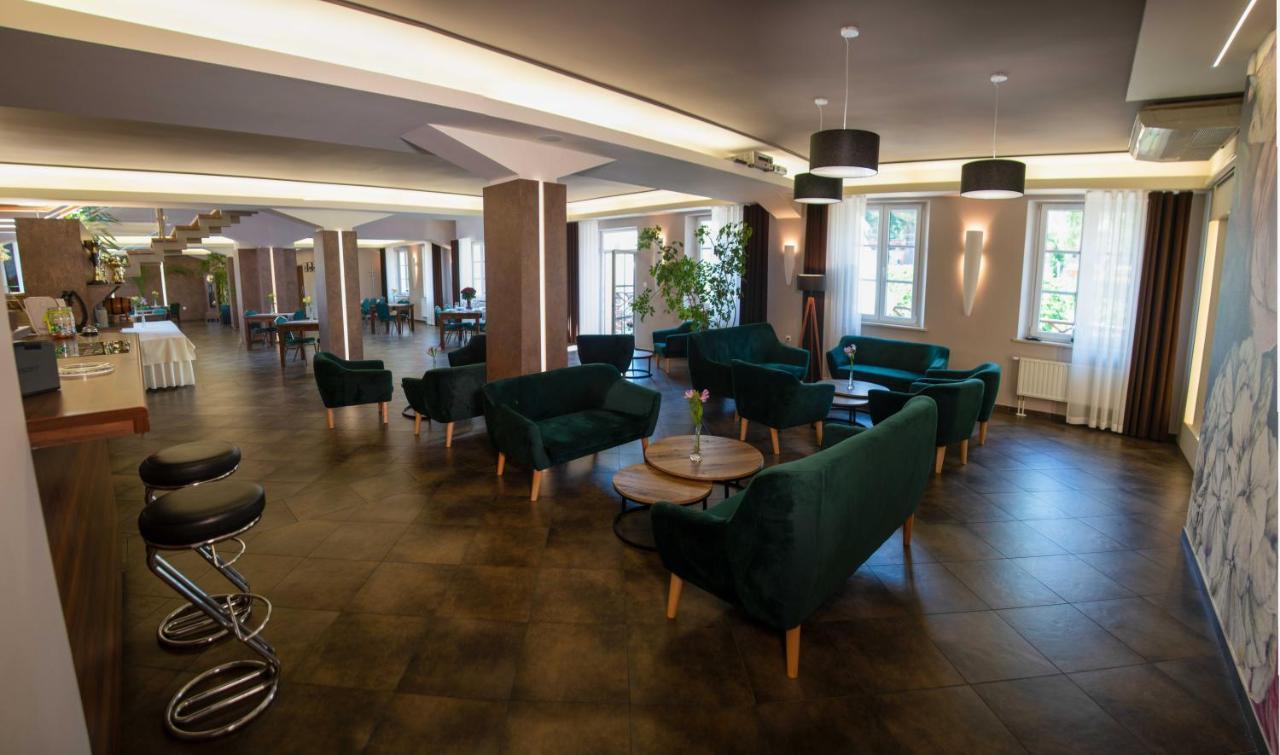 Centrum Restauracyjno-Hotelowe Florres Pawłowiczki Eksteriør billede